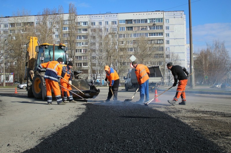 В Рязани продолжается ямочный ремонт на трёх улицах